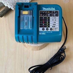 Makita Multi-Volt 7.2v - 18v Ni-MH / Li-Ion Fast Battery Charger DC18RA